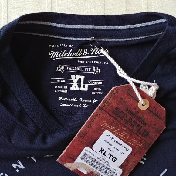 Toronto Maple Leaf Men's Tee - Picture 3 of 6